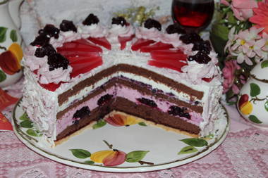 Schwarzwälder Blaubeersahne-Torte