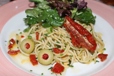 Spaghetti mediteran mit Olivenöl-Tomaten und Oliven