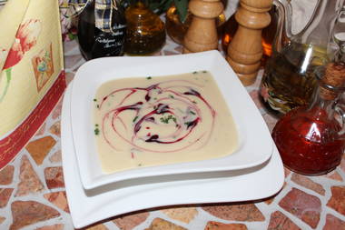 Spargelsuppe mit Waldbeeren