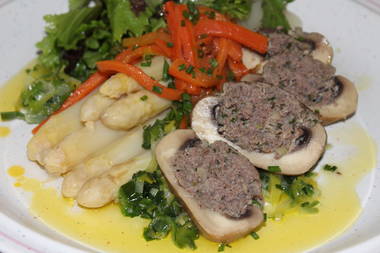 Spargel mit gefüllten Riesenchampignons