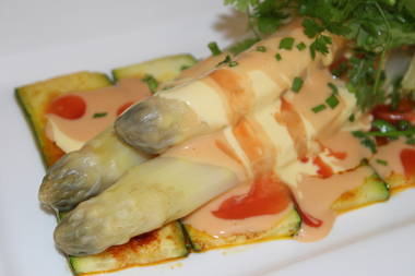 Spargel mit Zucchini, Soße Hollandaise und Blutorangensoße