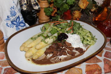 Rehragout mit Spargel, Dipp und Gurkensalat