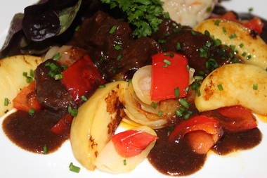 Rehgulasch mit Paprika und Bratäpfel