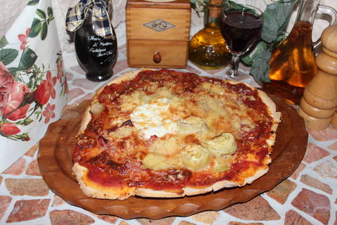 Schwarzwald-Pizza mit Schinkenspeck,Speck und Salami