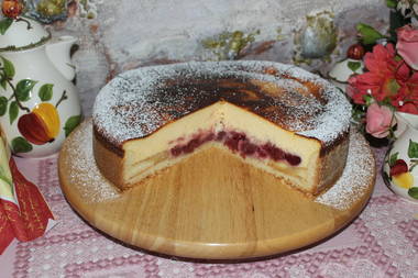 Käsekuchen mit leckeren Himbeeren