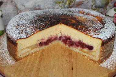 Käsekuchen mit Himbeeren und Löffelbisquits