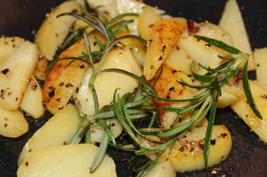 Kartoffelschnitze in Olivenöl und Rosmarin