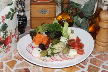 Salatplatte mit Oliven,Schafskäse und eingelegten Tomaten