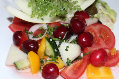 Tomatensalat mit Kirschen,Melonen,Paprika und Gurken