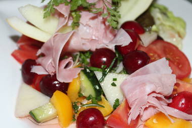 Tomatensalat mit Kirschen, Melonen und Schwarzwälder Kirschwasser-Schinken