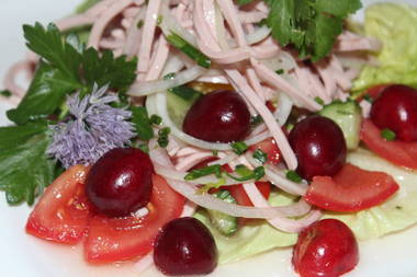 Wurstsalat mit Tomaten und Schwarzwaldkirschen