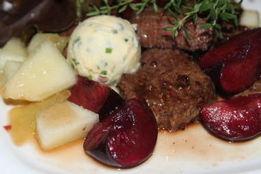 Rinderfilet-Medaillons mit Melone und dunklen Süßpflaumen