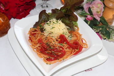 Spaghetti mit scharfer Butter-Ölsoße und Paprikastreifen
