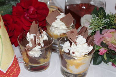Desert Schokoladen-Gourmet-Pudding mit Eierlikör und Sahne