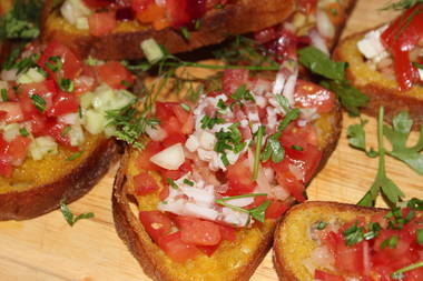 Steinofenbaguette mit Tomaten,Schwarzwälder Schinkenspeck, Zwiebeln und Kräuter