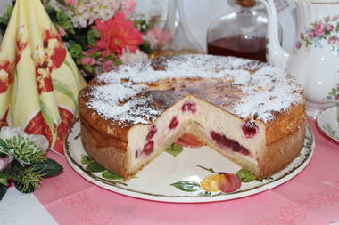 Käsekuchen mit frischen Himbeeren und Frischkäse