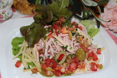 Wurstsalat mit Tomaten, Käse und Oliven