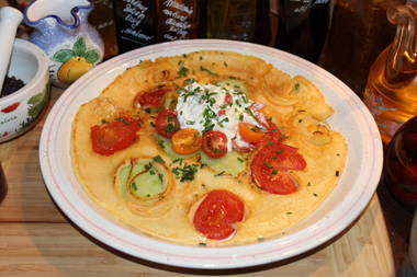 Pizzapfannkuchen mit Tomaten,Zwiebeln und Gurken