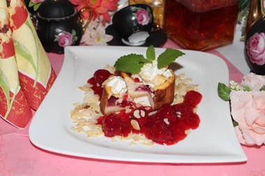 Himbeerquarktörtchen mit  Sahne und lauwarmen Cognac-Himbeeren