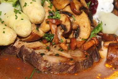 Schweinebraten mit gemischten Pilzen