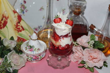 Erdbeerbecher mit Vanilleis und Cognac-Erdbeeren