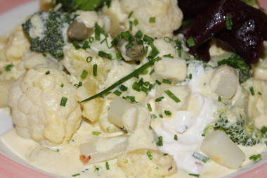 Blumenkohl mit Spargeln,Salzkartoffeln und Blumenkohl-Käsesahne-soße