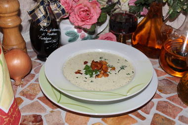 Broccoli-Cremsuppe mit frischen Pfifferlingen