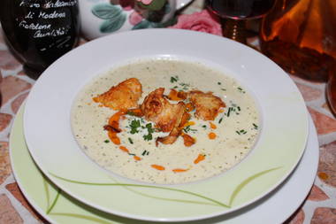 Broccoli-Cremsuppe mit Pfifferlingen und Puten-Nugets