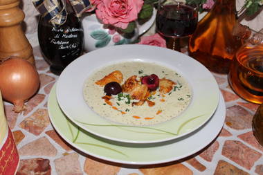 Broccoli-Cremsuppe mit Putenstücke,Pfifferlingen und Schwarzwaldkirschen