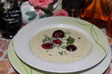 Broccolicremsüpple mit frischen Schwarzwälder Süßkirschen