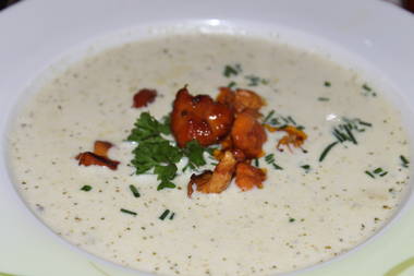 Brokkolisuppe mit lauwarmen Pfifferlingen