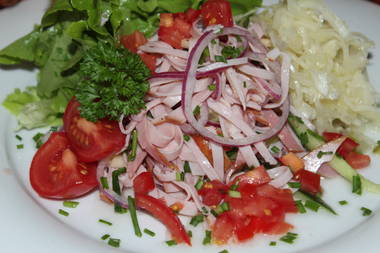 Schwarzwälder Schinkensalat mit Strauchtomaten