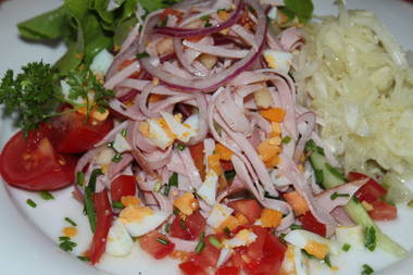 Schwarzwälder Schinkensalat mit Tomaten und Eier