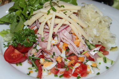 Schwarzwälder Schinkensalat mit Käse, Ei und Tomaten