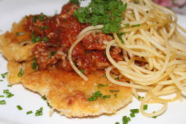 Schwarzwälder Schnitzel mit Bolognese und leckeren Makkaroni