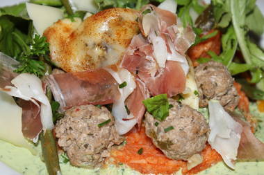 Schwarzwald-B&auml;llchen mit geschmolzenem Raquelette-K&auml;se