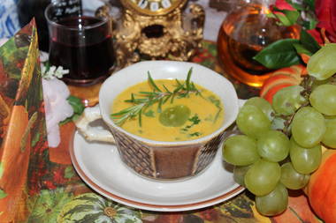 Kürbis-Cremsuppe mit Badischen Weintrauben