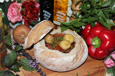 Wald-Gulaschsuppe im Brotmantel mit Champignons