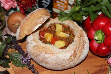 Schwarzwälder Koboldsuppe im Bauernbrot