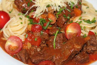 Tomaten-Paprika Gulasch mit Riesenspaghetti