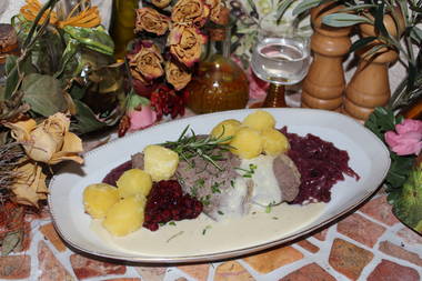 Der Tafelspitz traditionel mit Sahnemeerrettich, Preiselbeeren und Salzkartoffeln