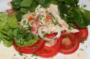 Hähnchensalat auf angemachten Tomaten