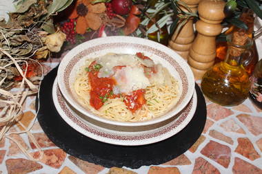 Spaghetti mit frischem Parmesankäse und Tomaten-Butter-Zwieblsoße