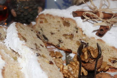 Christstollen mit Cashew und Walnüssen