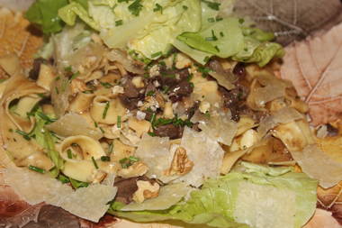 Bandnudeln mit Rehragout und Walnüssen