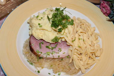 Rollschinken mit Sauerkraut und Omas Kartoffelbrei