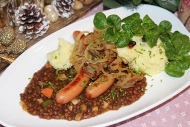 Schwäbische Würstleplatte mit Linsen und Kartoffelbrei