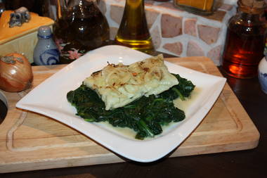 Schwäbische Maultaschen mit Röstzwiebeln auf Blattspinat