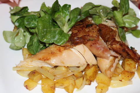 Brathähnchen mit rustikalen Kartoffelwürfel in Olivenöl