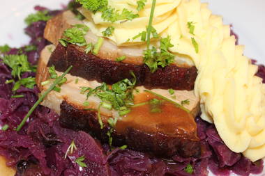Krustenbraten mit Bananenkartoffelbrei und Rotkraut